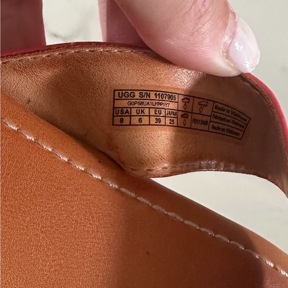 UGG - Picture 6 of 6